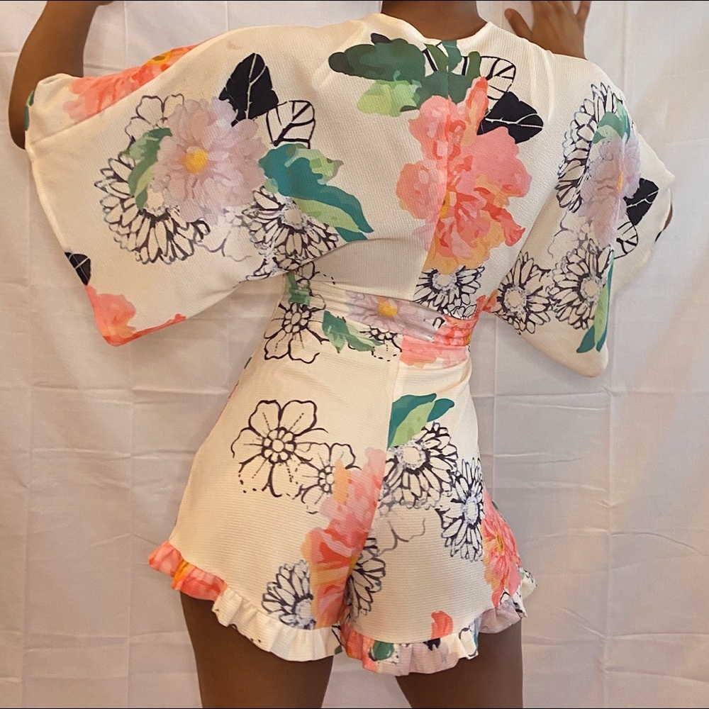 🌸 Romper 🌸 - Picture 3 of 3